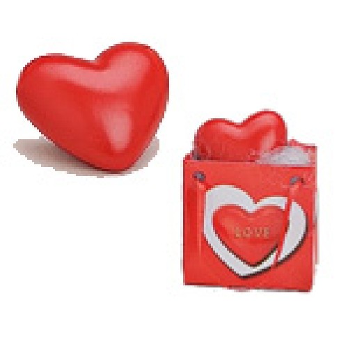 Dieses rote Dekoherz aus Polyresin wird in einer dekorativen Geschenktte geliefert. Das Herz hat einen Durchmesser von ca. 4 cm.
<br>
<br>Die 2 erhltlichen Varianten (blanko und mit Aufdruck <i>Love</i>) und werden zufllig sortiert geliefert.