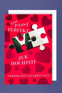 Moderne Hochzeitskarte mit rotem Hintergrund und Herzen in rot-metallic.
<br>
<br>Passend zum Aufdruck <i>Das passt perfekt</i> sind 2 Puzzleteile (Anzug und Brautkleid) als Applikation aufgeklebt.
<br>
<br><u>Details:</u>
<br>- Doppelkarte im A6-Format
<br>- Roter Hintergrund mit metallischen Herzen
<br>- Mit 2 aufgeklebten Puzzle-Teilen als Applikation
<br>- Inkl. weiem Briefumschlag