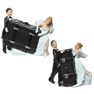 Spardose Brautpaar mit Koffer, 2fach zufllig sortiert
<br>
<br>Poly, 12,5 x 12 cm