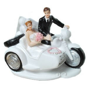 Brautpaar mit Motorrad und Beiwagen