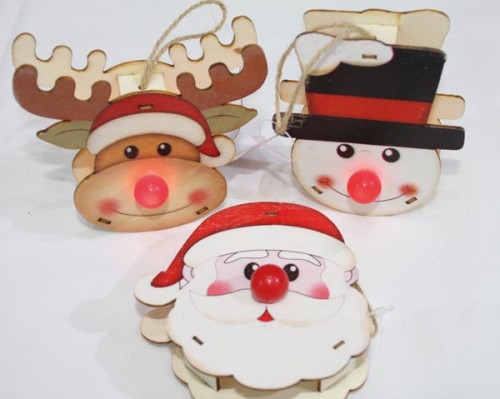 Holzfigur mit leuchtender Weihnachtsnase