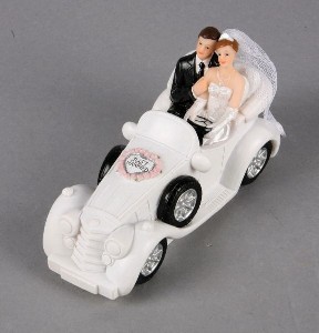 Dieses Brautpaar-Auto ist gleichzeitig auch eine Spardose. Somit kann dieser Artikel perfekt fr die Dekoration einen Hochzeit-Geldgeschenks genutzt werden. Das Auto besteht aus Polyresin und ist ca. 15 cm lang.