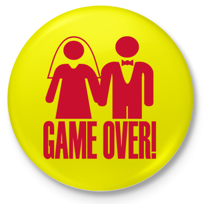 Game Over
<br>
<br><small>Button gelb mit 5,9 cm Durchmesser, Aufdruck in rot</small>