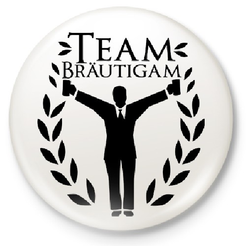 Das Team Bräutigam ist einer der mächtigsten Teams. Sie versammeln sich gerne um ihren Anführer, den sogenannten "Bräutigam" und zelebrieren seine Verabschiedung vom Junggesellen dasein. <br><br><small>Der Button hat einen Durchmesser von 5,9cm.</small>