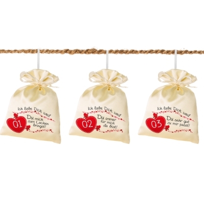 Es gibt so viele Grnde, weshalb Sie Ihren Schatz so lieben - Die 24 besten Grnde haben wir in diesem Adventskalender fr Sie zusammengefasst. Schenken Sie Ihrem Partner jeden Tag einen kleinen Liebesbeweis und lassen Sie ihn oder sie tglich einen neuen Grund erfahren, warum genau er oder sie IHR Schatz ist!
<br>
<br>Lieferumfang:
<br>
<br>24 Adventskalender-Beutel aus Satin zum selber befllen.
<br><br><br>inkl. Kokosschnur